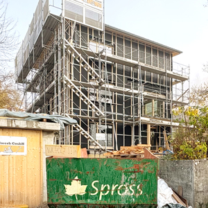 Umbau Totalsanierung Wohnhaus in Zürich Affoltern. Das Haus wurde innen entkernt, mit einem hangseitigen Anbau ergänzt und bekommt ein neues Dach und Holzfassade. nijo architekten Zürich