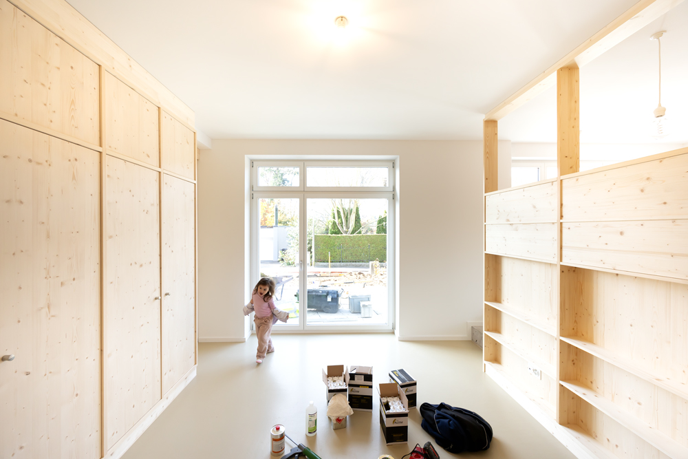Küsnacht 8700 Zürichsee Ausbau Sockelgeschoss in Wohnung. Vorher war hier eine Garage. Tieferlegung der Bodenplatte, Unterfangung tragende Wände, neue grosse Fenster, offener Loftraum mit Holzeinbauten als Unterteilung.