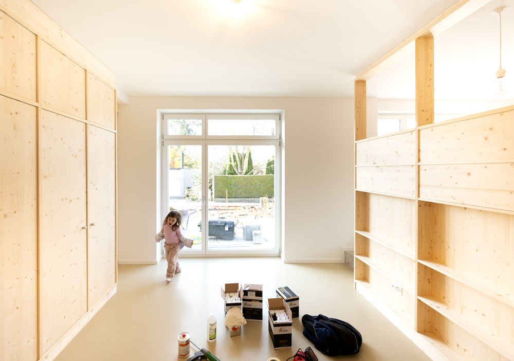 Küsnacht 8700 Zürichsee Ausbau Sockelgeschoss in Wohnung. Vorher war hier eine Garage. Tieferlegung der Bodenplatte, Unterfangung tragende Wände, neue grosse Fenster, offener Loftraum mit Holzeinbauten als Unterteilung.