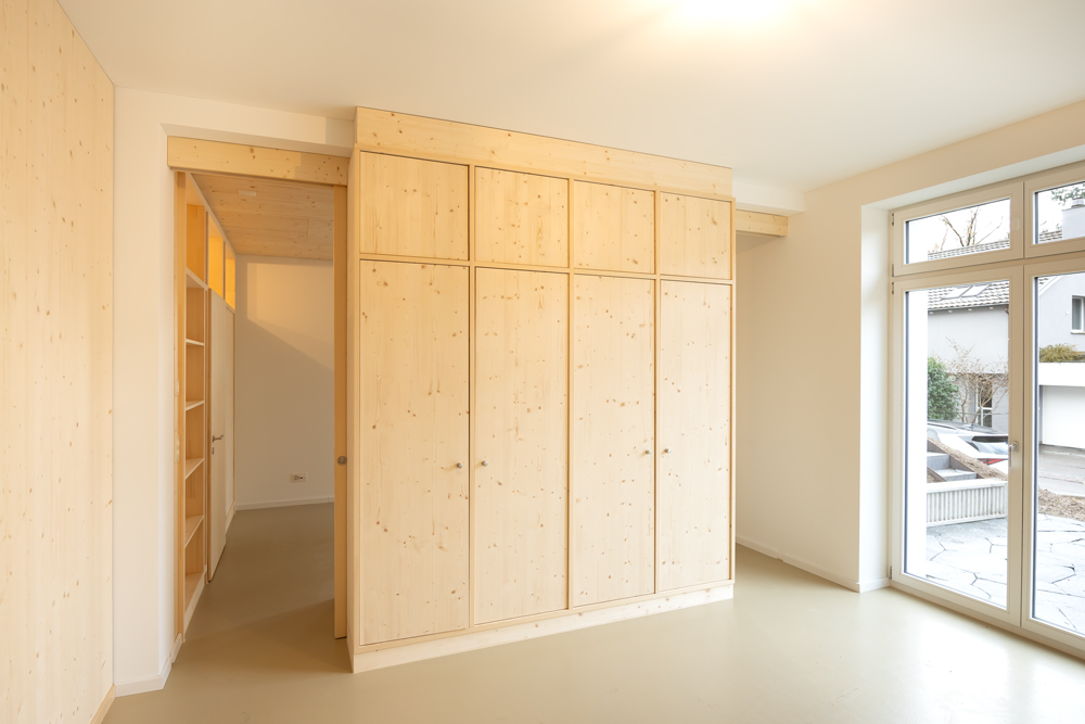 Küsnacht Entkernung Sockelgeschoss Keller Tieferlegung Bodenplatte, Unterfangung Aussen- und Innenwände, Stahlunterzug bei Hourdisdecke, neue grosse Fensteröffnungen, Raumteiler aus Holz, Bad Holztrennwand mit Oblichtern Verglasung im oberen Bereich.